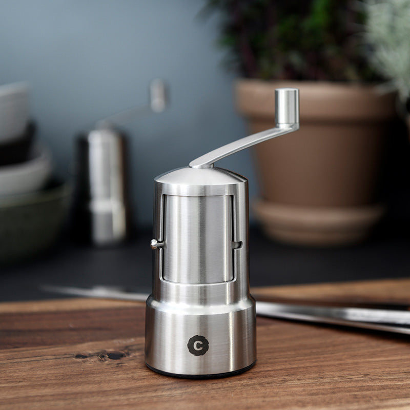 Kleine Kurbel zum Mahlen an der CrushGrind Gewürzmühle Copenhagen aus Edelstahl, mit patentiertem Keramik-Mahlwerk, für alle trockenen, Gewürze, Salz und Pfeffer, Schiebevorrichtung am Deckel zum Befüllen
