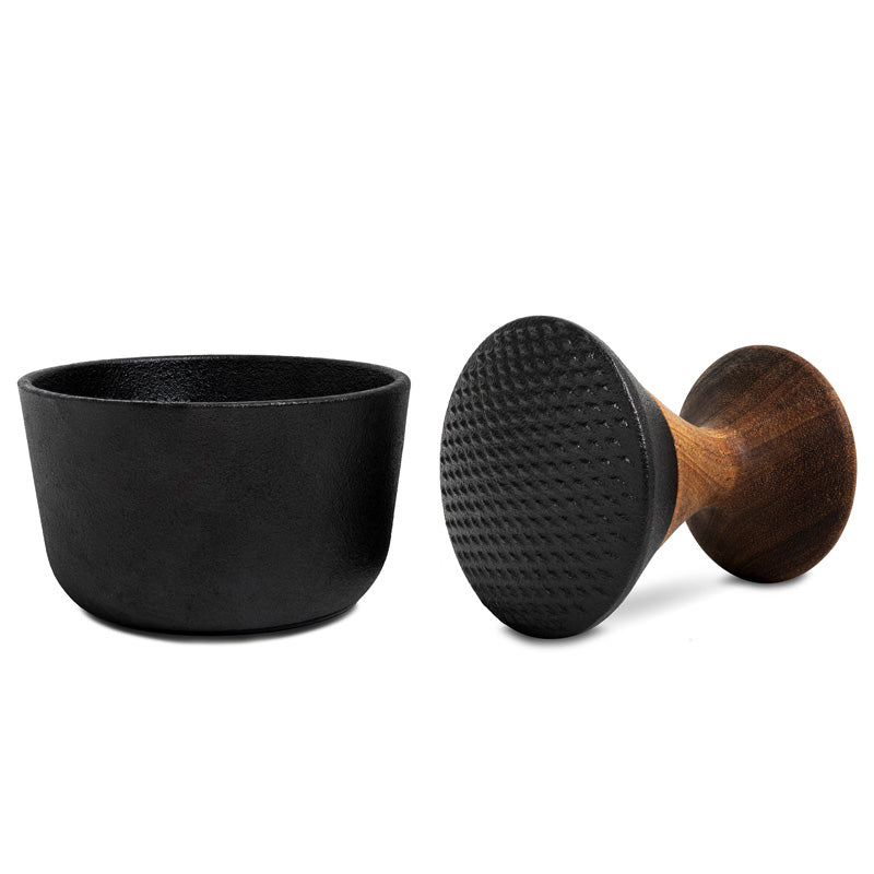 Tischmörser KIRUNA von CrushGrind, für trockene Gewürze, unebene Reibefläche für bessere Mahlergebnisse, Stößel aus Gusseisen und Akazienholz, Durchmesser 9,5 m, Höhe Schale ca. 6 cm, Höhe des Stößels ca. 9,5 cm