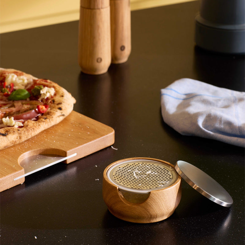 Anwendungsbeispiel CrushGrind Holz Tischreibe CHAMPAGNE - FSC-zertifizierte Eiche, - Ø 10 cm, mit Abdeckung, scharfe Reibe aus fotogeätztem Stahl im Home-and-Kitchen Online Shop