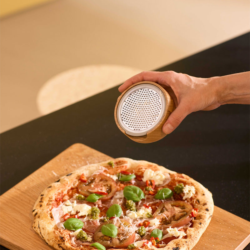 Serviervorschlag CrushGrind Holz Tischreibe CHAMPAGNE - FSC-zertifizierte Eiche, - Ø 10 cm, mit Abdeckung, scharfe Reibe aus fotogeätztem Stahl im Home-and-Kitchen Online Shop