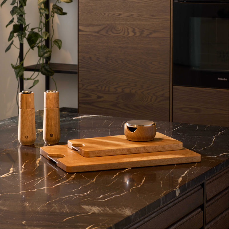CrushGrind Holz Tischreibe CHAMPAGNE - FSC-zertifizierte Eiche, - Ø 10 cm, mit Abdeckung, scharfe Reibe aus fotogeätztem Stahl im Home-and-Kitchen Online Shop