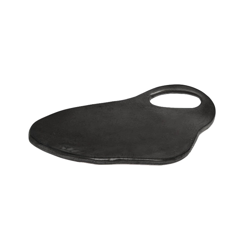 Schwarz matt ist der Teller oder die Servierplatte Lola von Duchdeluxes. Eingearbeiteter Griff.