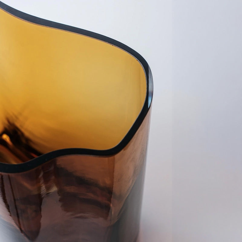 Sichtbare Glasdicke. Element Accessories Glas Vase CORAL - Farbe Amber - 20 cm - handgefertigt