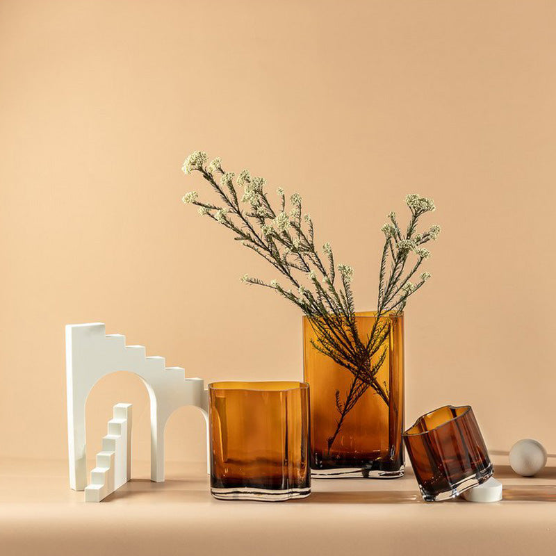 Vase zusammen mit Wohnacessoires. Element Accessories Glas Vase CORAL - Farbe Amber - 20 cm - handgefertigt