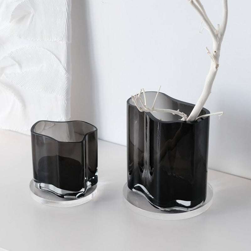 Mit Zweigen dekoriert. Element Accessories Glas Vase CORAL - Farbe Grau - 13 cm - handgefertigt
