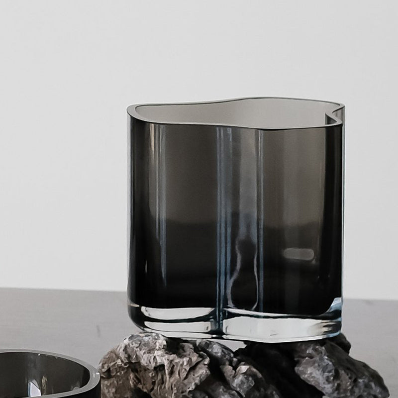 Seitlicher Blick auf die Vase. Element Accessories Glas Vase CORAL - Farbe Grau - 13 cm - handgefertigt