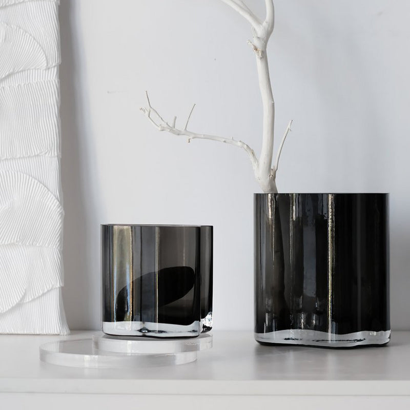 Mit weißen Zweigen dekoriert. Element Accessories Glas Vase CORAL - Farbe Grau - 13 cm - handgefertigt