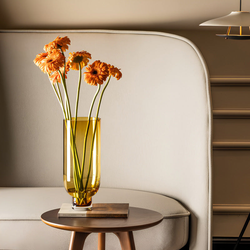 Amber-farbige Glasvase Omaha von Element Accessories, mit kleinem Fuß, für langstielige Blumen, auch als Dekoration geeignet