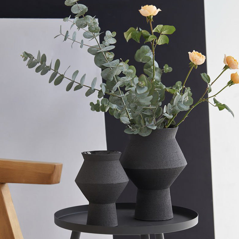 Dekoansicht, Element Accessories Keramik-Vase CUZCO, schwarz, markante Zick-Zack-Form, Höhe 20 cm, Durchmesser 14 cm