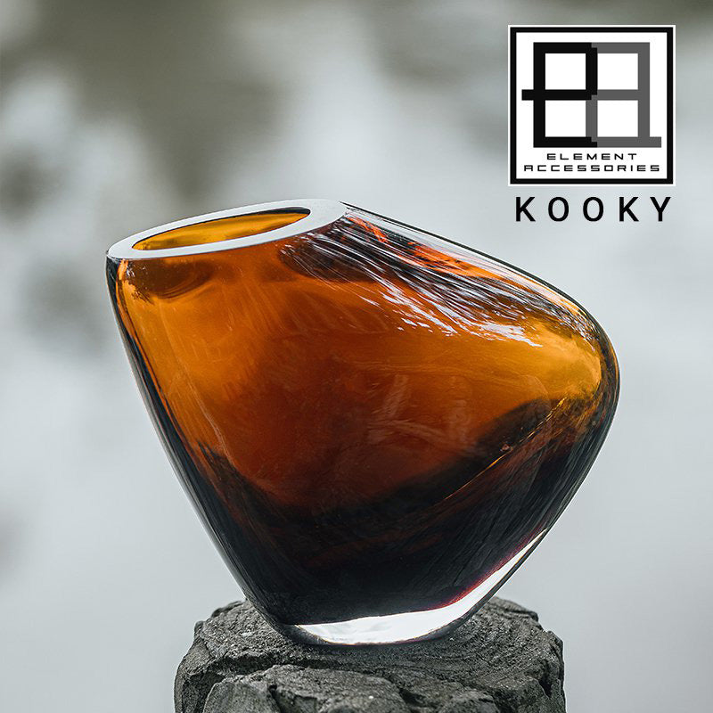 Seitenansicht Kooky, mundgeblasene Glas-Vase, Farbe: Amber, Höhe 16, kombinierbar mit der Vase, Höhe 30 cm, aus der gleichen Serie von Element Accessoires
