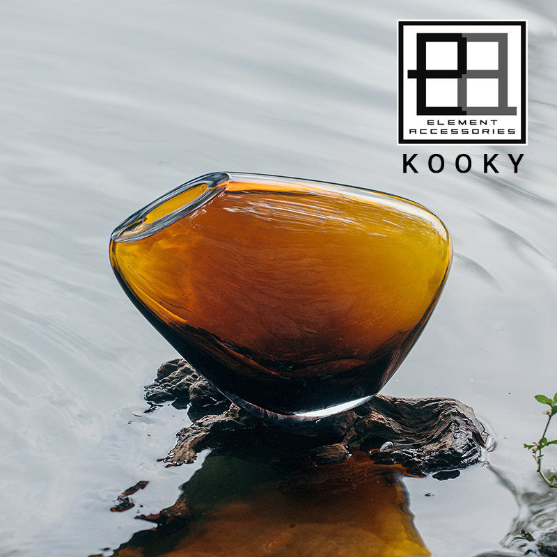 Kooky, bernsteinfarbene Glasvase, mundgeblasen, Höhe 16 cm von Element Accessoires