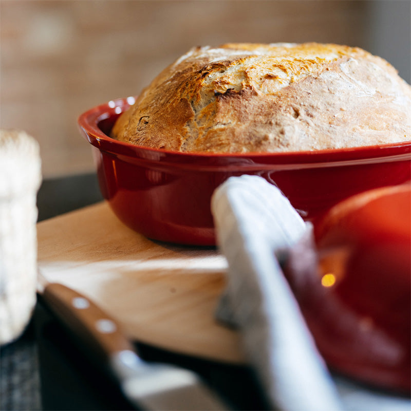 Selbst gebackenes Brot mit der Emile Henry Artisan Brotbackform in rot, französische Keramik, für bis zu 2 Kilo Brot, spülmaschinentauglich