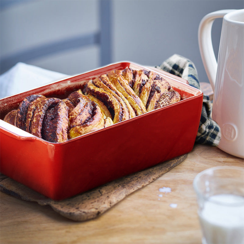 Serviervorschlag Emile Henry - Brotbackform aus französischer Keramik für Kastenbrot, rot, 22 cm lang mit Deckel im Home-and-Kitchen Online Shop