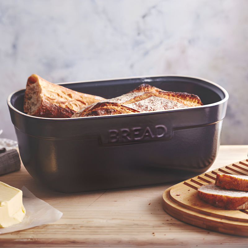 Frisches Brot aus dem Brotkasten von Emile Henry in der Farbe Schwarz, mit Schriftzug Bread, Bambusdeckel bewahrt das Brot vor schnellem Austrocknen