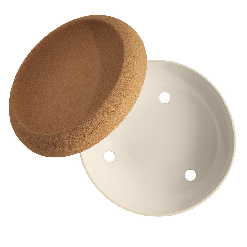 Blick von oben auf die Belüftungslöcher der Emile Henry – Große Aufbewahrungsschale mit Korkdeckel – Creme, Durchmesser 36 cm im Home-and-Kitchen Online Shop
