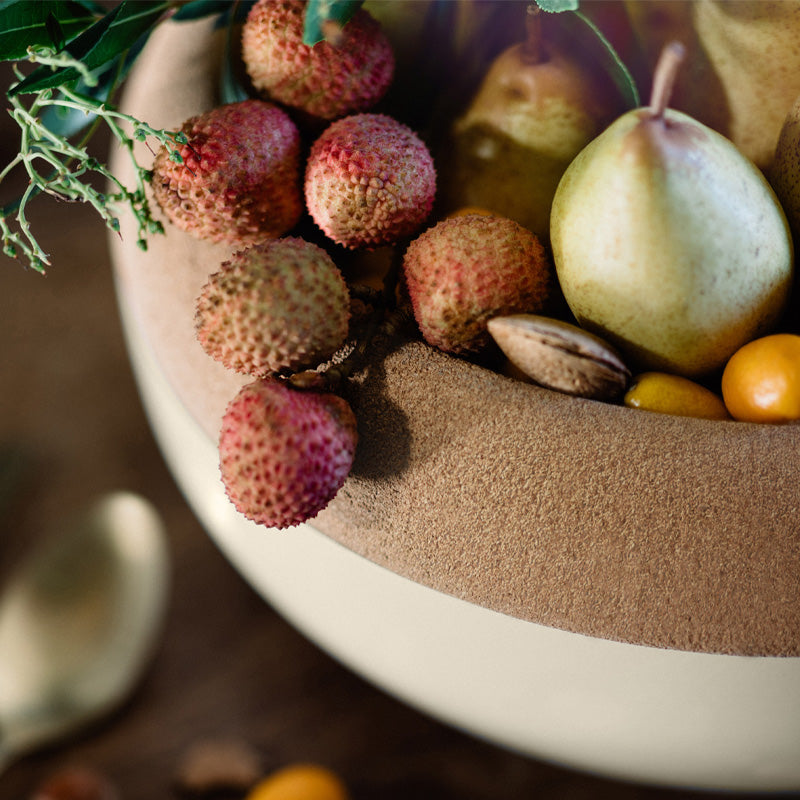 Detailansicht der Emile Henry – Große Aufbewahrungsschale mit Korkdeckel – Creme, Durchmesser 36 cm im Home-and-Kitchen Online Shop
