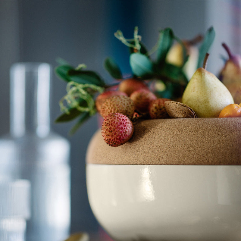 Anwendungsbeispiel für die Emile Henry – Große Aufbewahrungsschale mit Korkdeckel – Creme, Durchmesser 36 cm im Home-and-Kitchen Online Shop