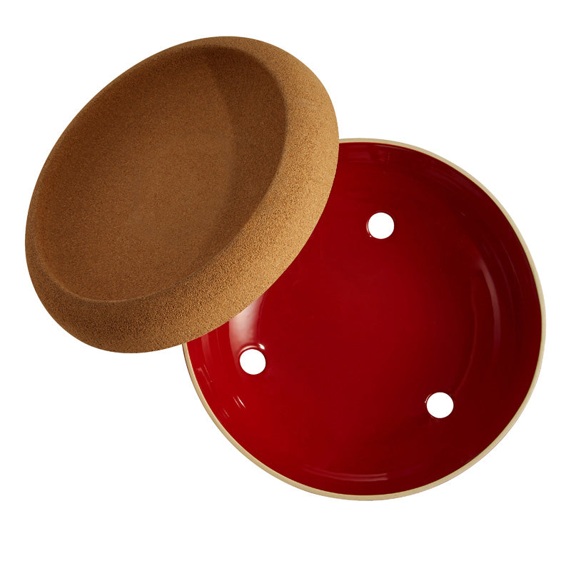 Sicht von oben auf die Belüftungslöcher der Emile Henry – große Aufbewahrungsschale mit Korkdeckel – Rot, Durchmesser 36 cm im Home-and-Kitchen Online Shop
