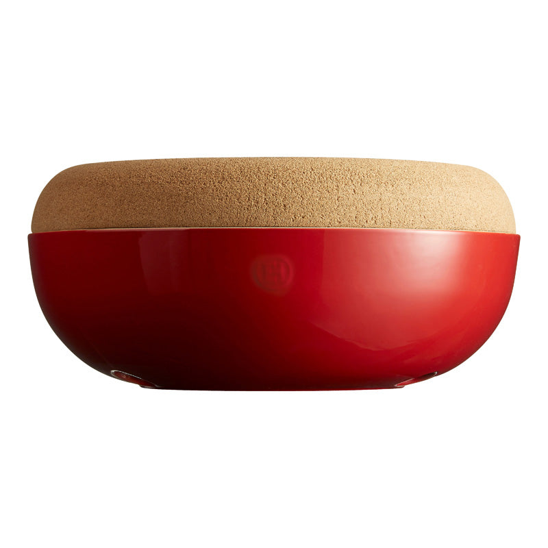 Seitenansicht der Emile Henry – Große Aufbewahrungsschale mit Korkdeckel – Rot, Durchmesser 36 cm im Home-and-Kitchen Online Shop