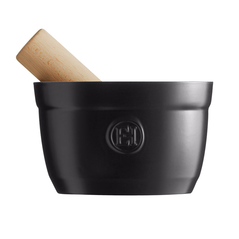 Großer Mörser mit Stößel von Emile Henry, Farbe Schwarz, Durchmesser 16 cm, 900 ml Füllvolumen, standfest, High Resistence Keramik, geruchs- und geschmacksneutral, dunkle Innenglasur, in 3 Farben erhältlich im Online-Shop Home-and-Kitchen.de