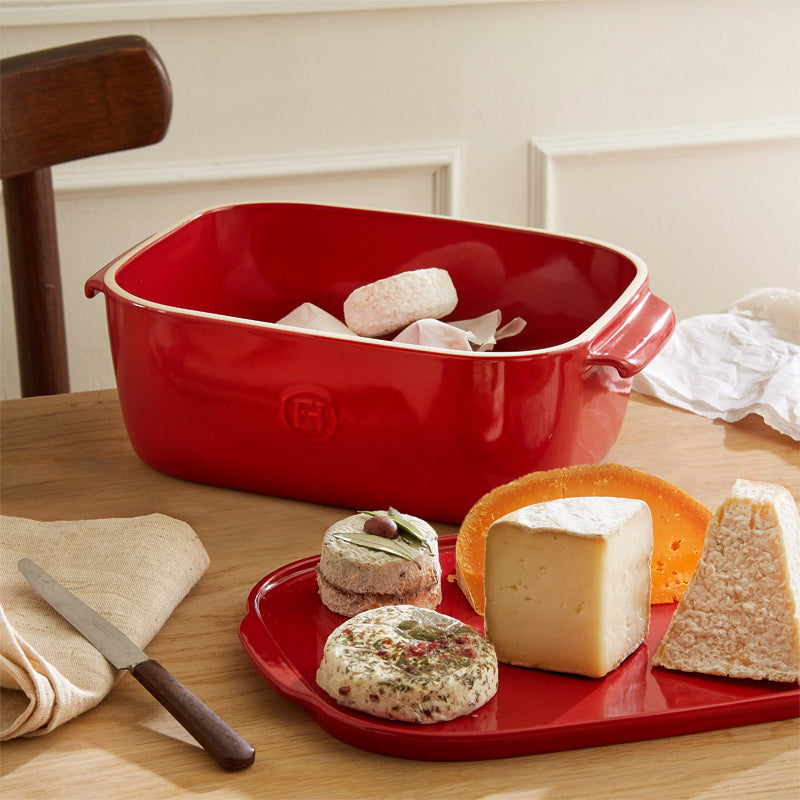 Aufbewahren und Servieren in einem:  mit der Käse-Frischhaltebox von Emile Henry
Online-Shop Home-and-Kitchen.de
