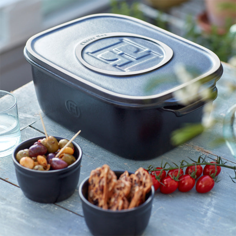 Servierbeispiel: Frischhaltebox von Emile Henry, mit praktischen Griffen,  in 3 Farben Online-Shop Home-and-Kitchen.de
