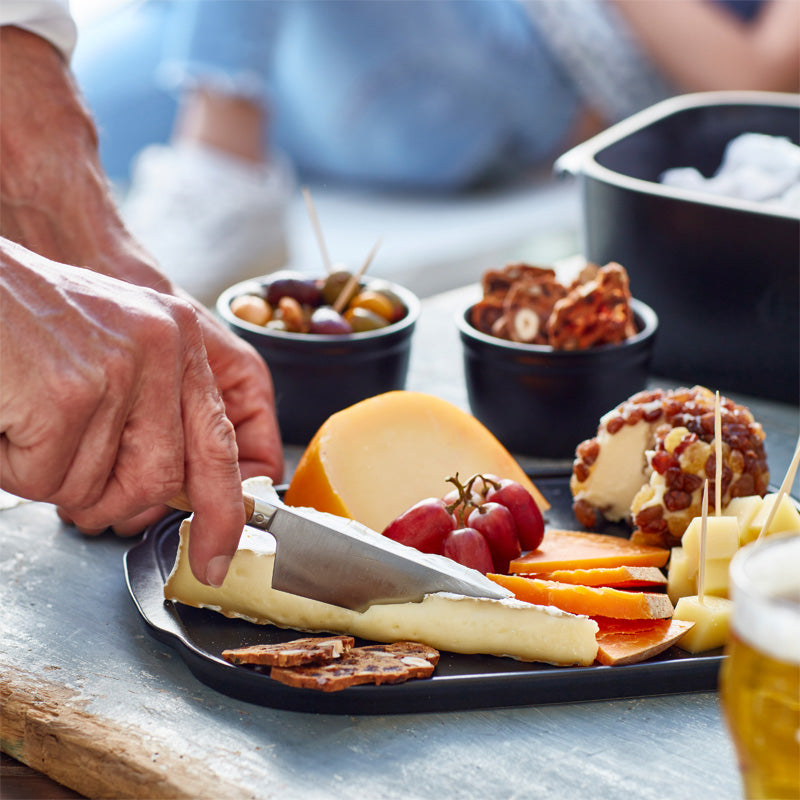 Aufbewahren und Servieren in einem:  mit der Käse-Frischhaltebox von Emile Henry
Online-Shop Home-and-Kitchen.de
