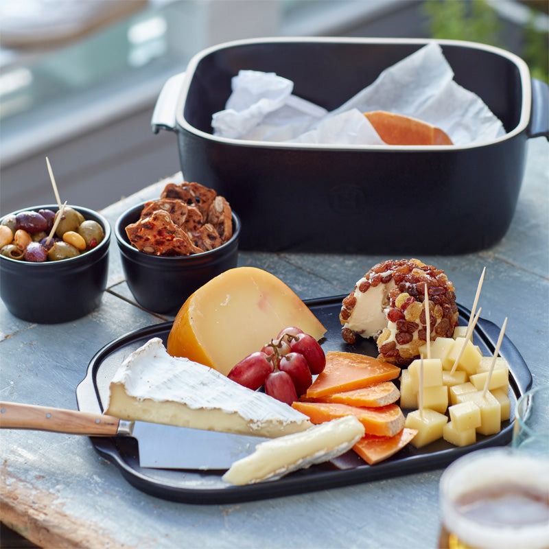 Servierbeispiel: Frischhaltebox von Emile Henry, umgedrehter Deckel als Servierplatte, in 3 Farben Online-Shop Home-and-Kitchen.de
