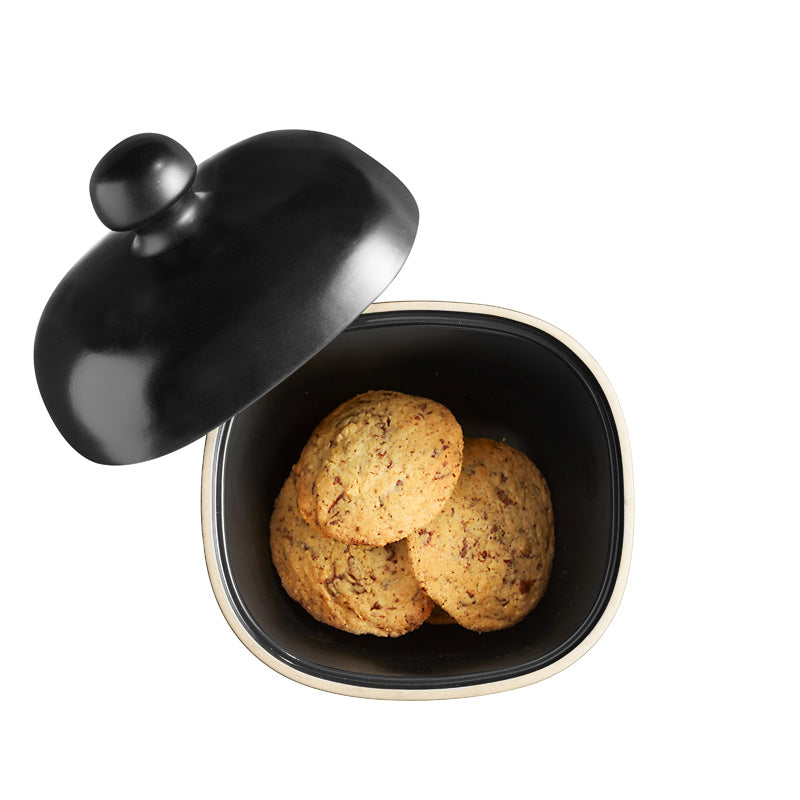Sicht von oben auf die Emile Henry – Keramik Aufbewahrungsdose / Keksdose 2,45 L - Schwarz, Höhe 25 cm im Home-and-Kitchen Online Shop