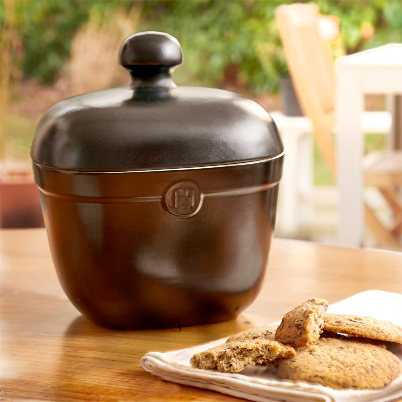 Dekobeispiel Emile Henry – Keramik Aufbewahrungsdose / Keksdose 2,45 L - Schwarz, Höhe 25 cm im Home-and-Kitchen Online Shop