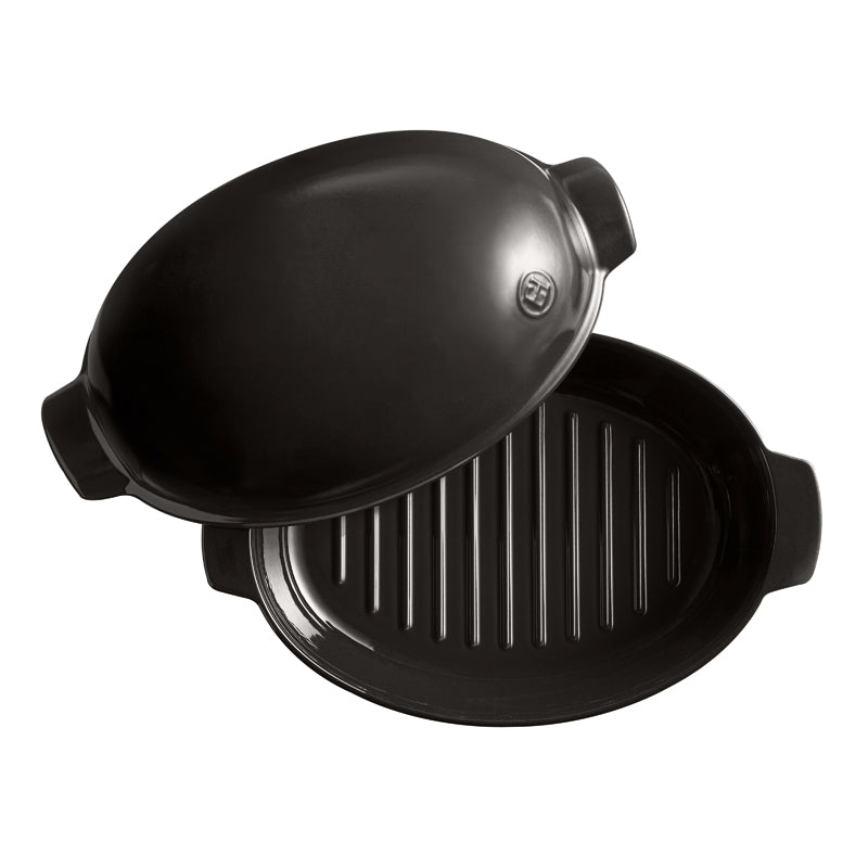 Aufsicht auf Boden mit Rillen von Emile Henry – Keramik Hähnchenbräter – XL - 8 l – Schwarz, mit Deckel im Home-and-Kitchen Online Shop