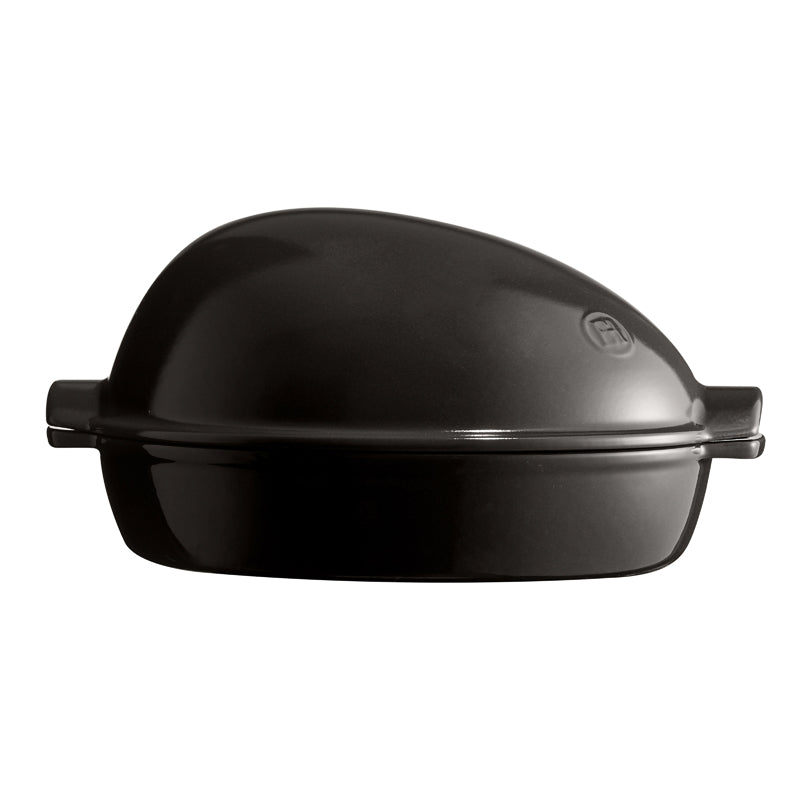 Seitenansicht des Emile Henry – Keramik Hähnchenbräter – XL - 8 l – Schwarz, mit Deckel im Home-and-Kitchen Online Shop