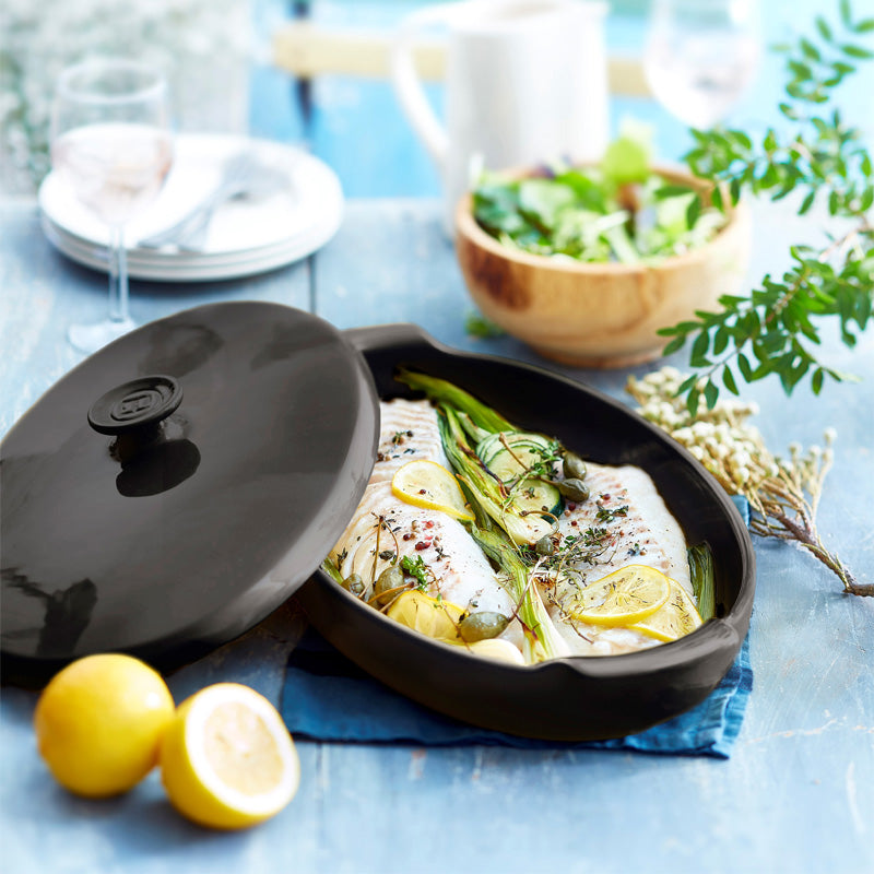 Servierbeispiel Emile Henry Keramik Papillote Form / Dampfgarer - 2,2 l – schwarz im Home-and-Kitchen Online Shop