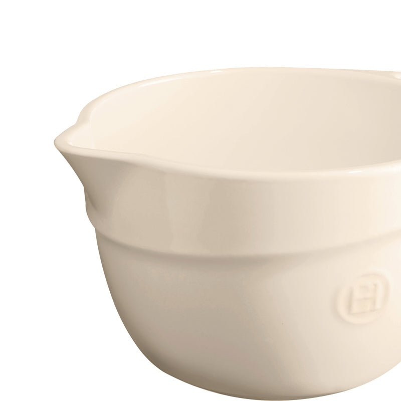 Detailansicht mit Ausguss Emile Henry Keramik Rührschüssel – creme – 2,5 l im Home-and-Kitchen Online Shop