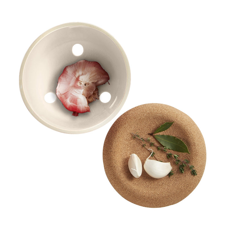 Sicht von Oben mit Belütungslöcher auf den Emile Henry – Knoblauchtopf / Vorratsdose - 1 L – Creme, Durchmesser 14,5 cm im Home-and-Kitchen Online Shop