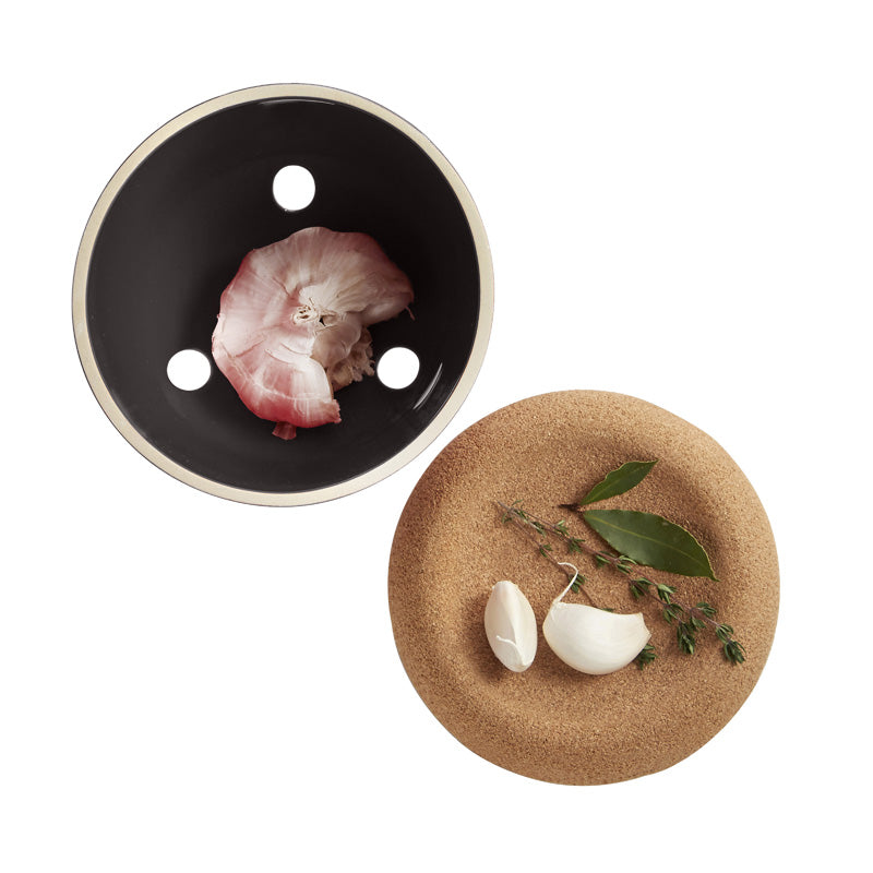 Sicht von oben auf den Emile Henry – Knoblauchtopf / Vorratsdose - 1 L – Schwarz, Durchmesser 14,5 cm im Home-and-Kitchen Online Shop