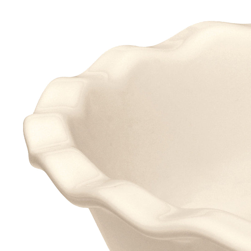 Detailansicht Emile Henry Kuchenform / Auflaufform mit Wellenrand aus Keramik– 26 cm – creme - argile im Home-and-Kitchen Online Shop
