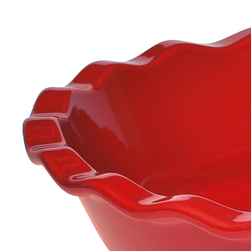 Detailansicht Emile Henry Kuchenform / Auflaufform mit Wellenrand aus Keramik– 26 cm – rot, im Home-and-Kitchen Online Shop