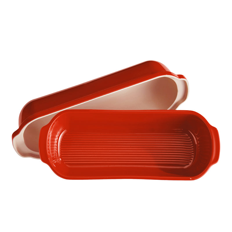 Aufsicht mit geöffnetem Deckel für die Emile Henry Landbrot Brotbackform - Länge 39 cm - Farbe Rot, aus Keramik mit Deckel, handgefertigt in Frankreich im Home-and-Kitchen Online Shop