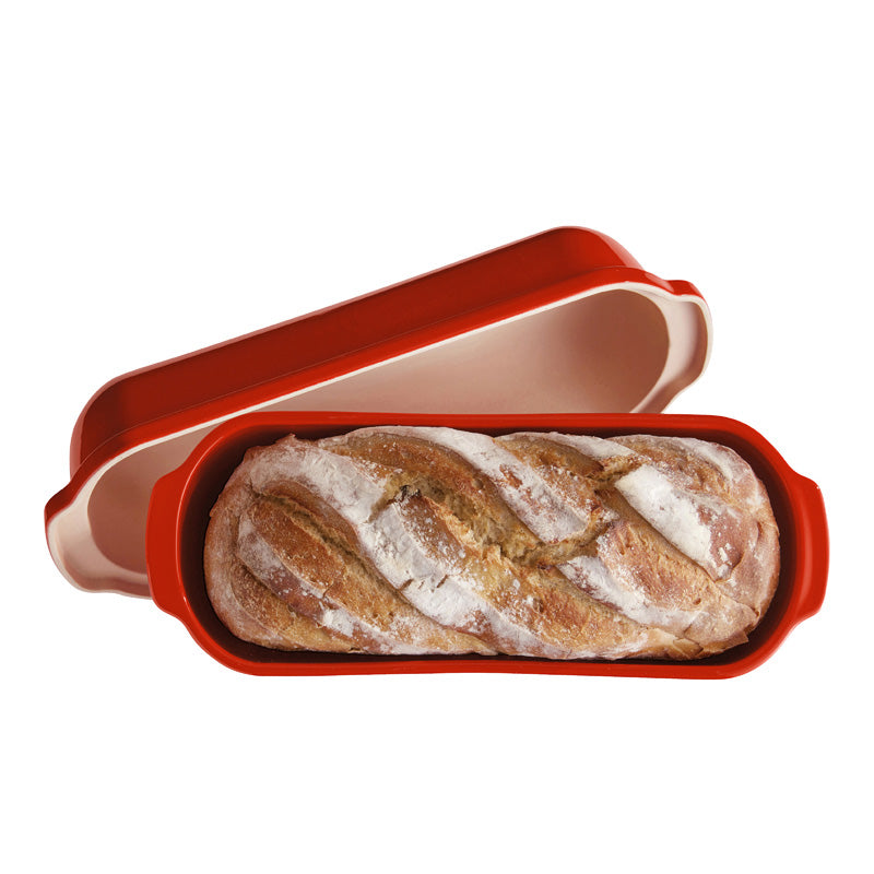 Backbeispiel für die Emile Henry Landbrot Brotbackform - Länge 39 cm - Farbe Rot, aus Keramik mit Deckel, handgefertigt in Frankreich im Home-and-Kitchen Online Shop