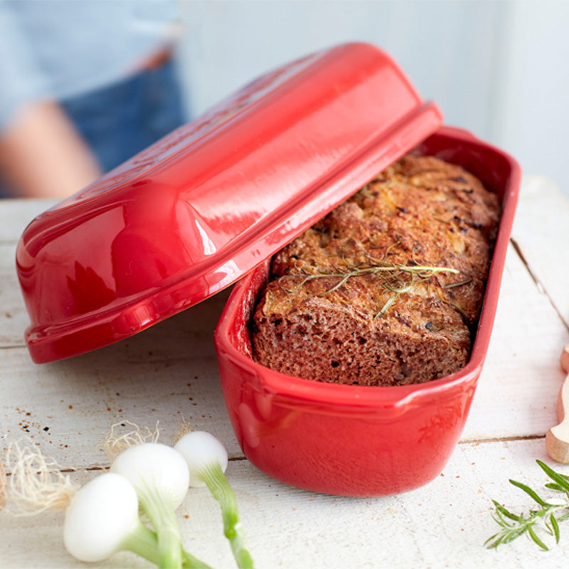 Serviervorschlag Brot für die Emile Henry Landbrot Brotbackform - Länge 39 cm - Farbe Rot, aus Keramik mit Deckel, handgefertigt in Frankreich im Home-and-Kitchen Online Shop