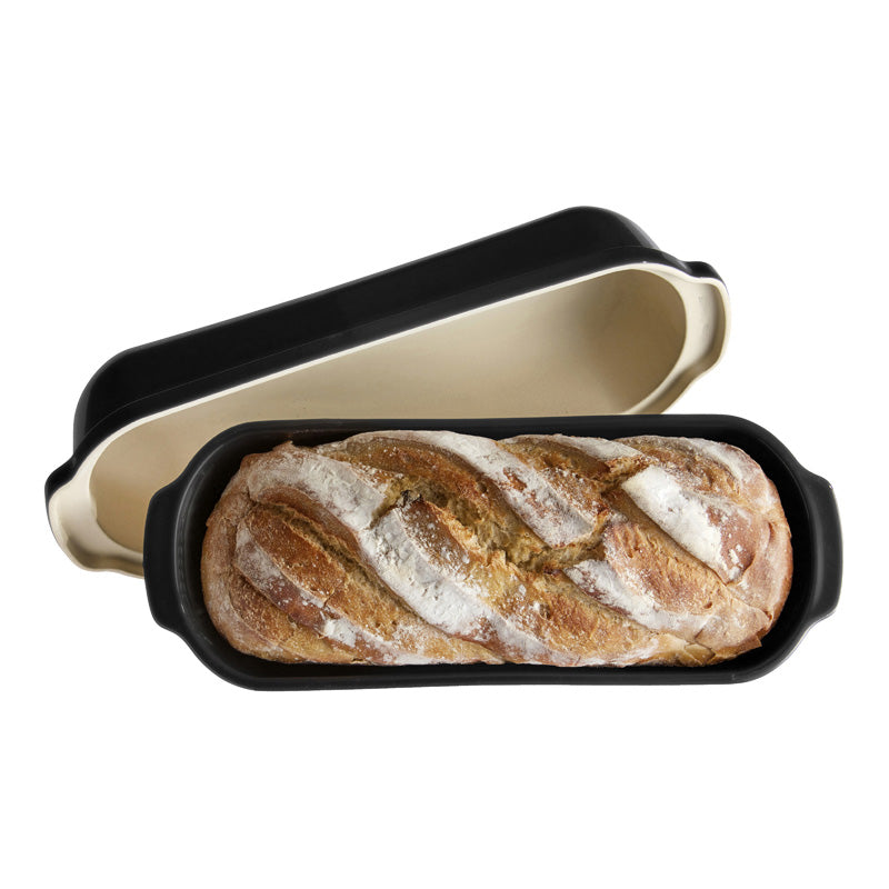 Brot in der Emile Henry Landbrot Brotbackform - Länge 39 cm - Farbe Schwarz, aus Keramik mit Deckel, handgefertigt in Frankreich im Home-and-Kitchen Online Shop