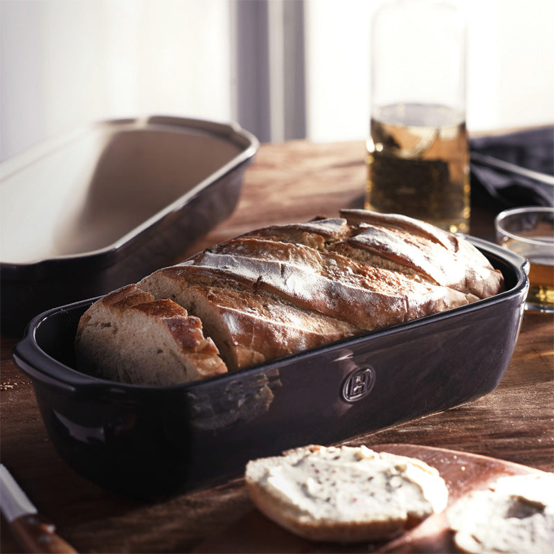 Serviervorschlag für die Emile Henry Landbrot Brotbackform - Länge 39 cm - Farbe Schwarz, aus Keramik mit Deckel, handgefertigt in Frankreich im Home-and-Kitchen Online Shop
