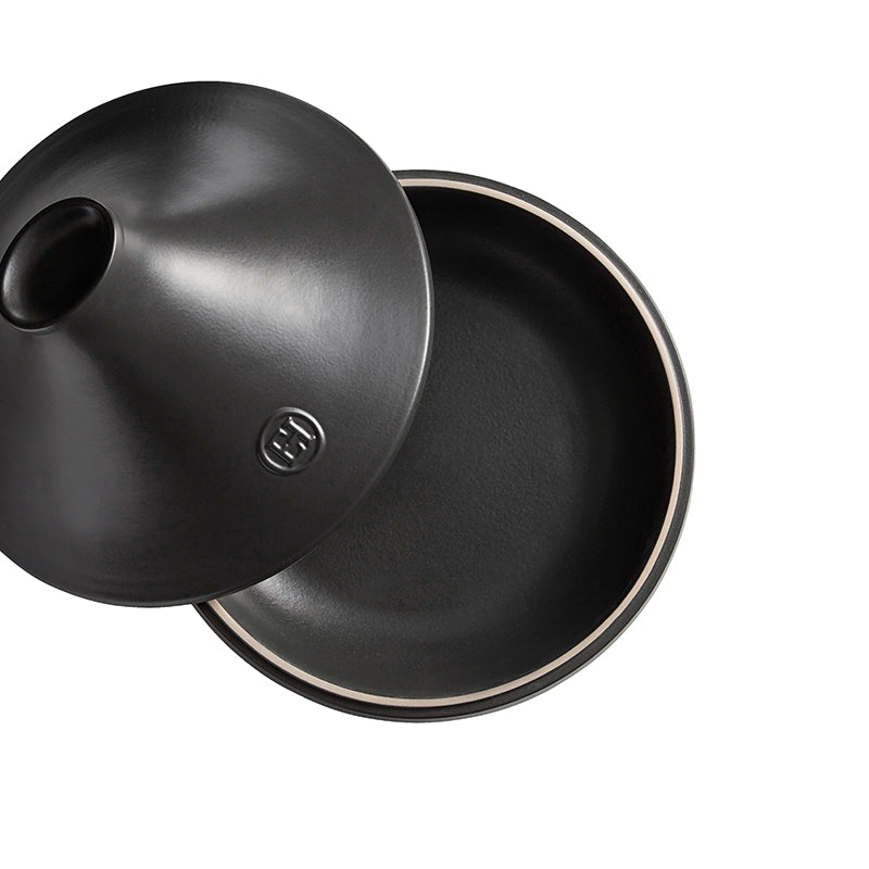 Schwarze Tajine DELIGHT von Emile Henry, glatte schnittfeste Emaillierung im Inneren.
Online-Shop Home-and-Kitchen.de