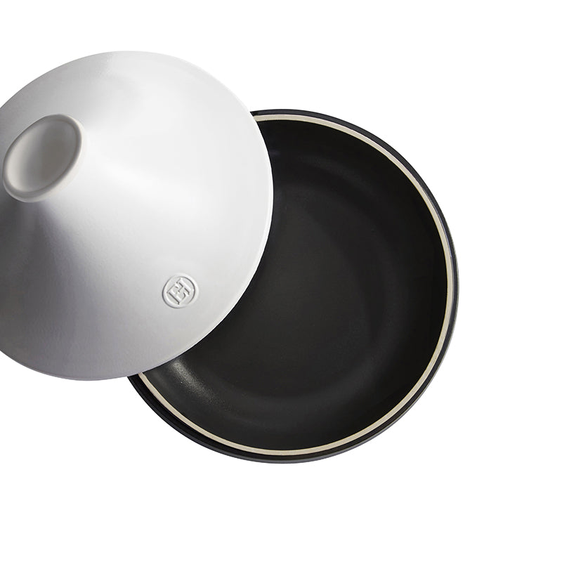 2-farbige - Tajine DELIGHT von Emile Henry, schwarzer Schmortopf, weißer, Keramikdeckel, glatte schnittfeste Emaillierung im Inneren.
Online-Shop Home-and-Kitchen.de