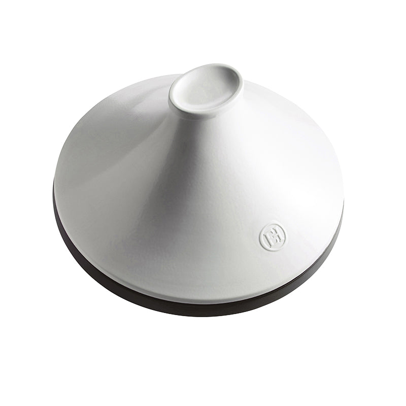 Weißer, spitz zulaufender Deckel der 2-farbigen Tajine DELIGHT von Emile Henry mit geprägtem Logo
Online-Shop Home-and-Kitchen.de