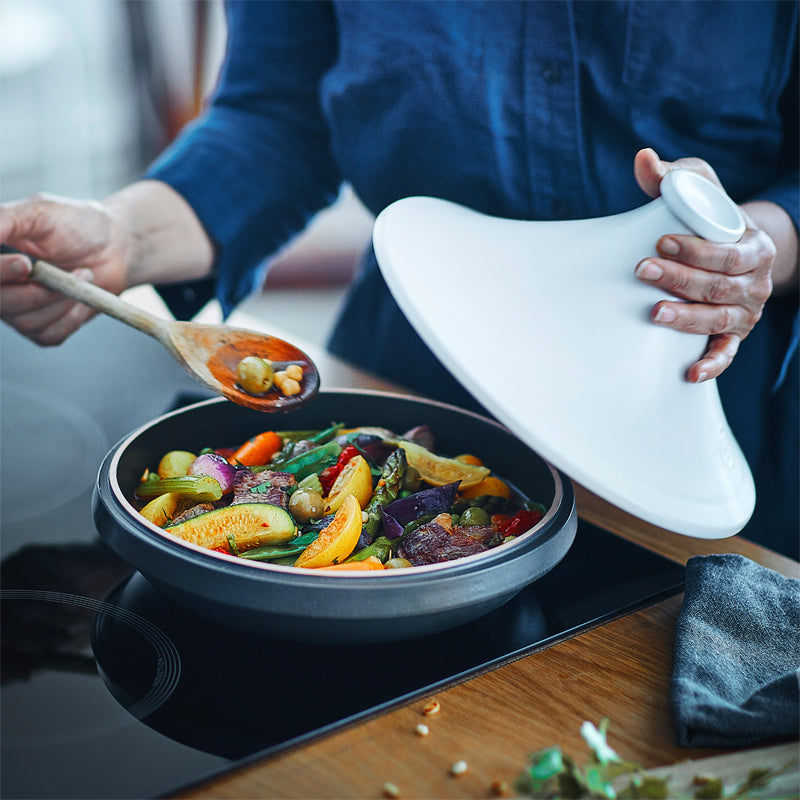 Tajine DELIGHT von Emile Henry, spitzer Deckel, zweifarbig,  für gesundes Schmoren und Garen nach nordafrikanischer Art, auch für Induktionsherd geeignet.
Online-Shop Home-and-Kitchen.de