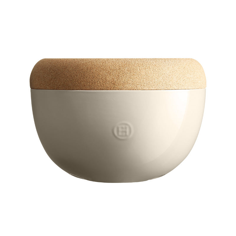 Seitenansicht der Emile Henry – Tiefe Keramikschale mit Korkdeckel – Creme, Durchmesser 27 cm im Home-and-Kitchen Online Shop