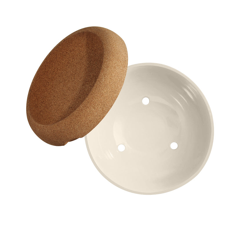 Sicht von oben auf die Belüftungslöcher der Emile Henry – Tiefe Keramikschale mit Korkdeckel – Creme, Durchmesser 27 cm im Home-and-Kitchen Online Shop