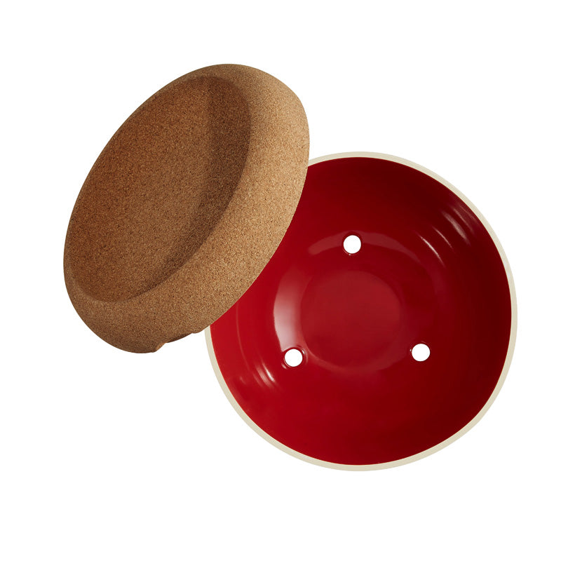 Sicht von oben auf die Belüftungslöcher der Emile Henry – Tiefe Keramikschale mit Korkdeckel – Rot, Durchmesser 27 cm im Home-and-Kitchen Online Shop